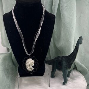 Retro Handmade Black and White Cameo Pendant Necklace